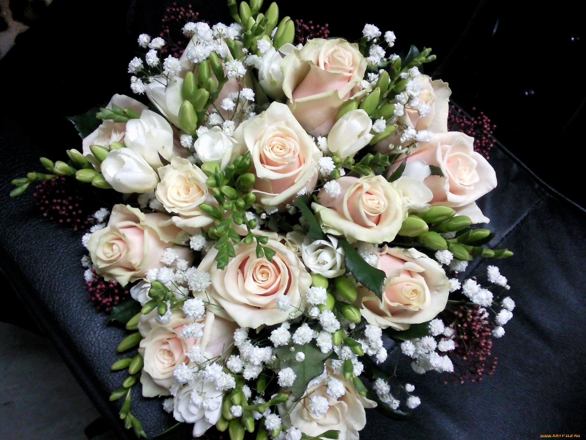 Фото букета на телефон. Букет невесты розы и гипсофила. Букет из белых роз и гипсофилы. Свадебный букет гипсофила.